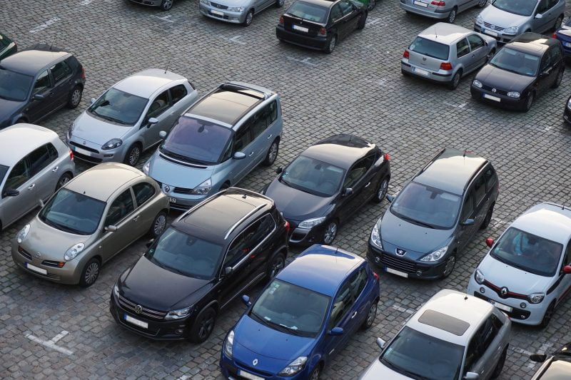 Viele parkende Autos auf einem großen Parkplatz