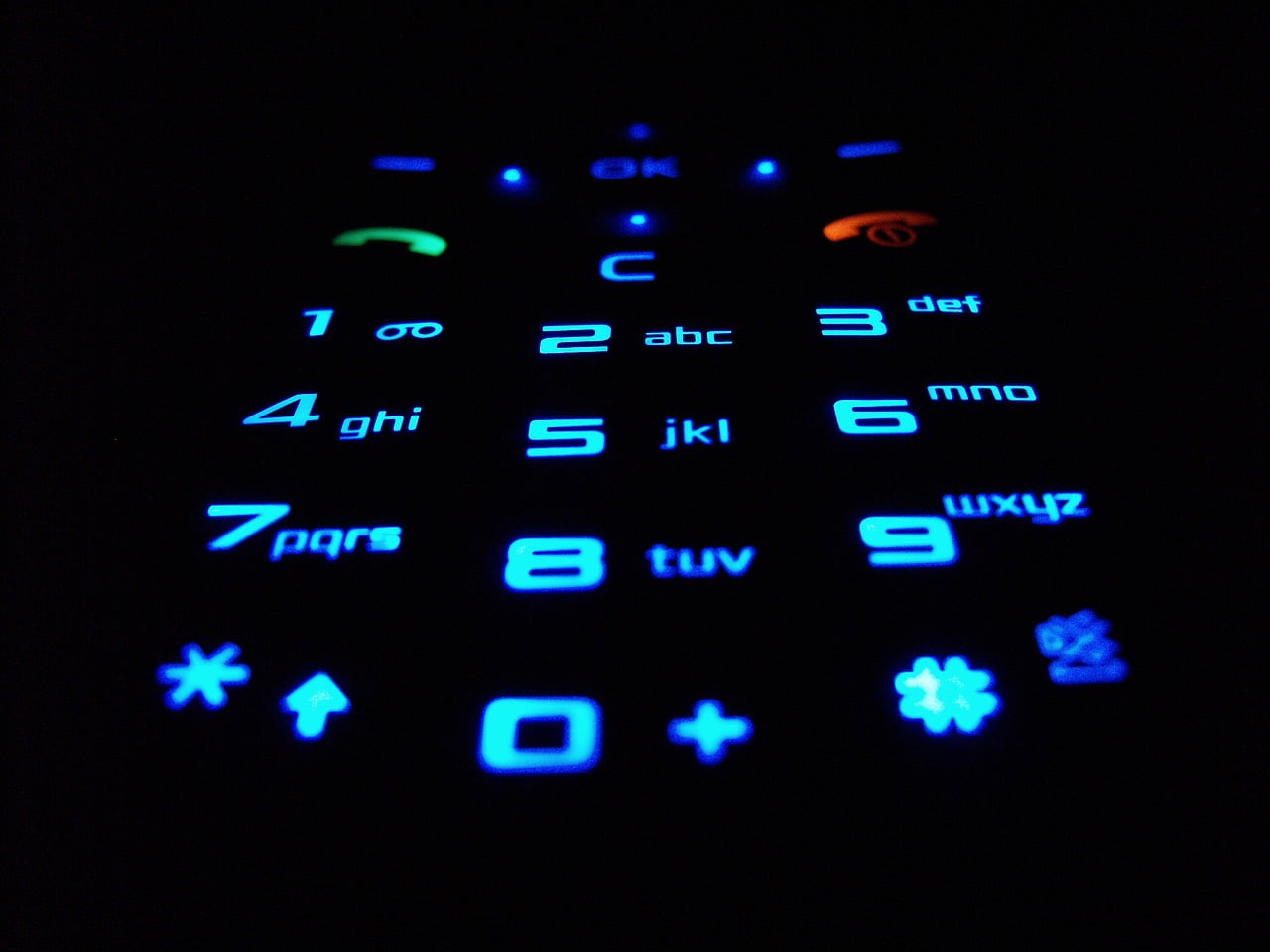 Handytastatur mit Ziffern, Tastatur ist blau beleuchtet