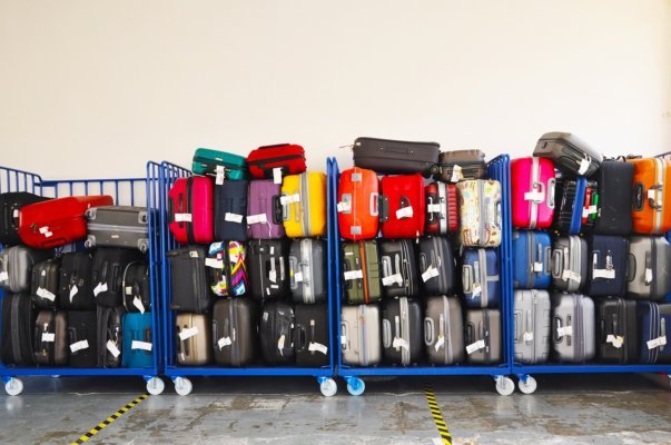 Viele Koffer auf Wagen, Blog: Gepäckverlust
