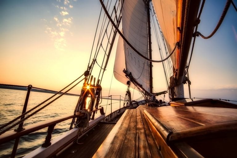 Ein boote geschuetzt mit einem GPS Tracker fuer Boote