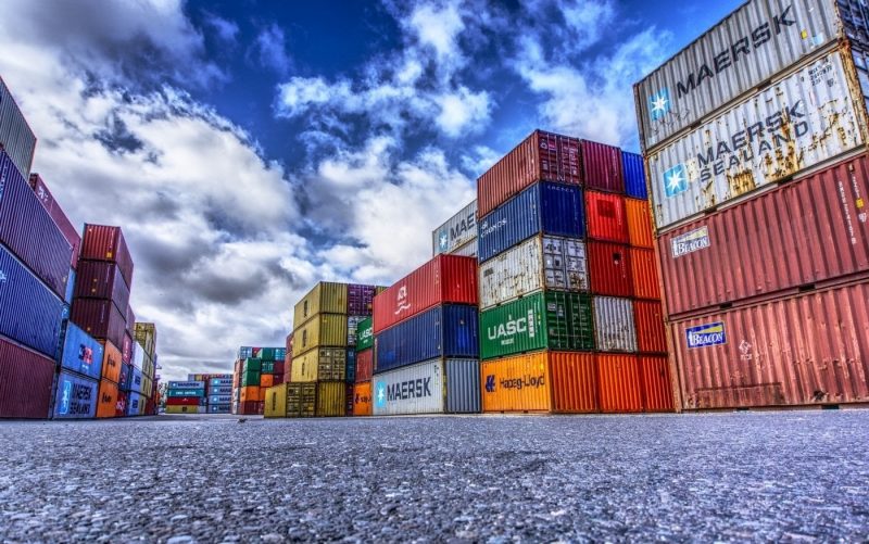 Hafen voller Container, die ordentlich gestapelt auf dem Dock stehen - GPS für container