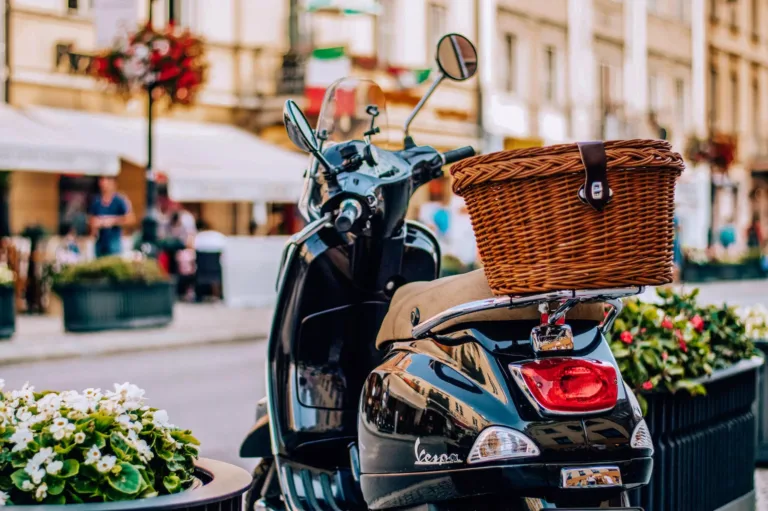 GPS-Motorrad und geparktes Motorrad.