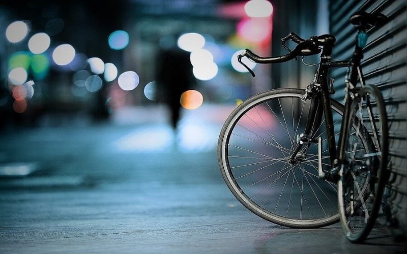 Bild eines GPS-Trackers für Fahrräder, der an einem geparkten Fahrrad befestigt ist