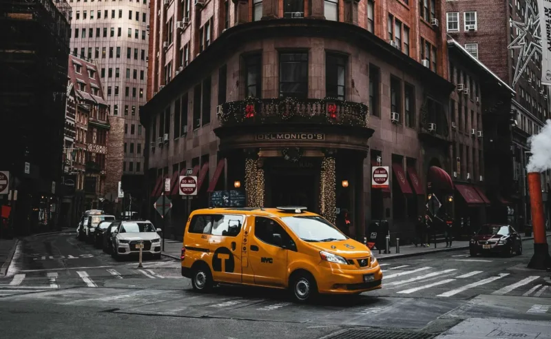 Ein Taxi auf die Strasse mit einem GPS tracker fuer Taxi