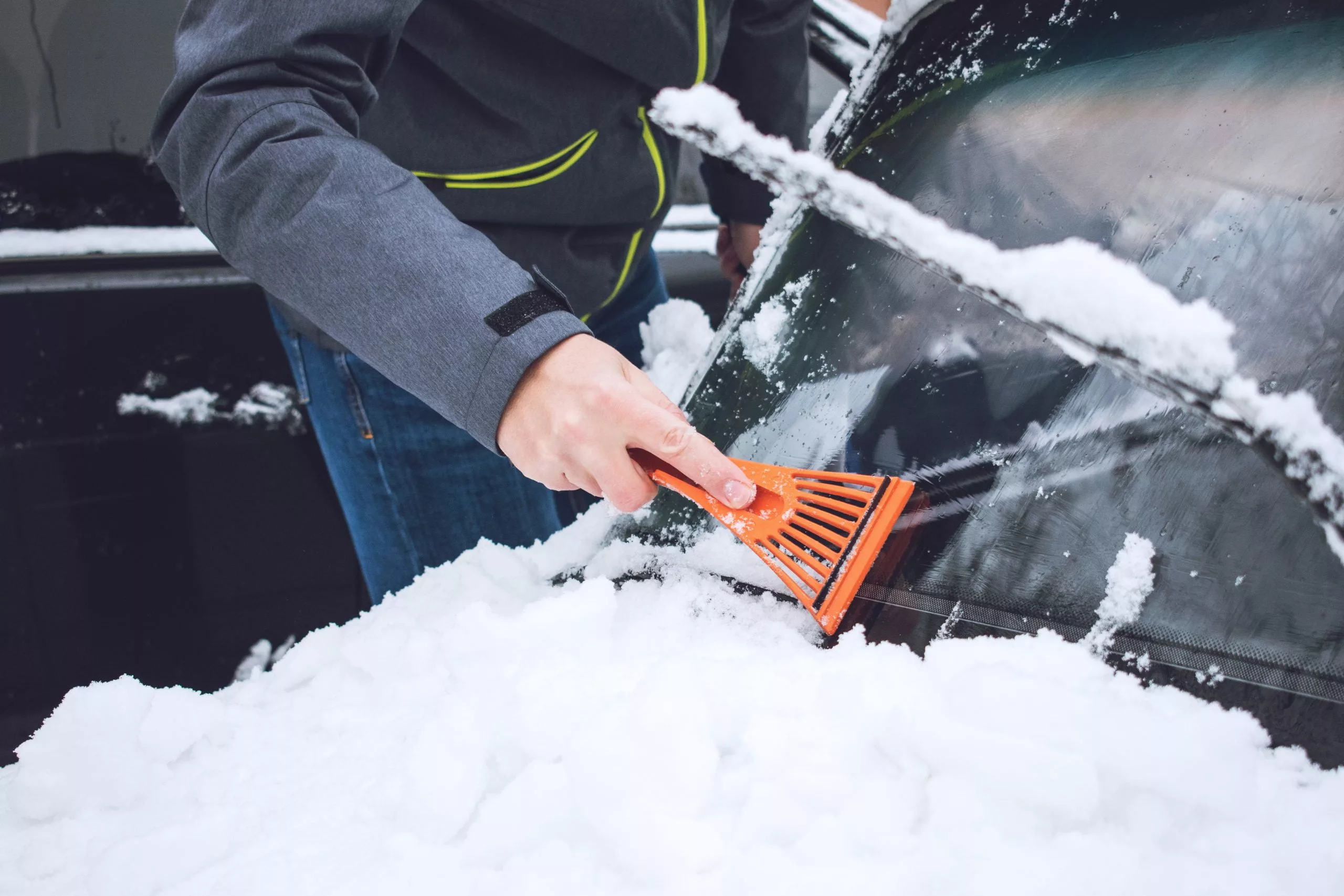 Eis von Autoscheibe kratzen - Wann im Winter hohe Bußgelder drohen