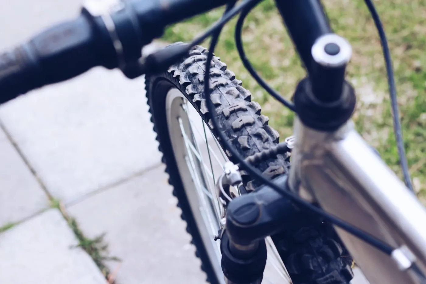 Ein Fahrrad allein stehend