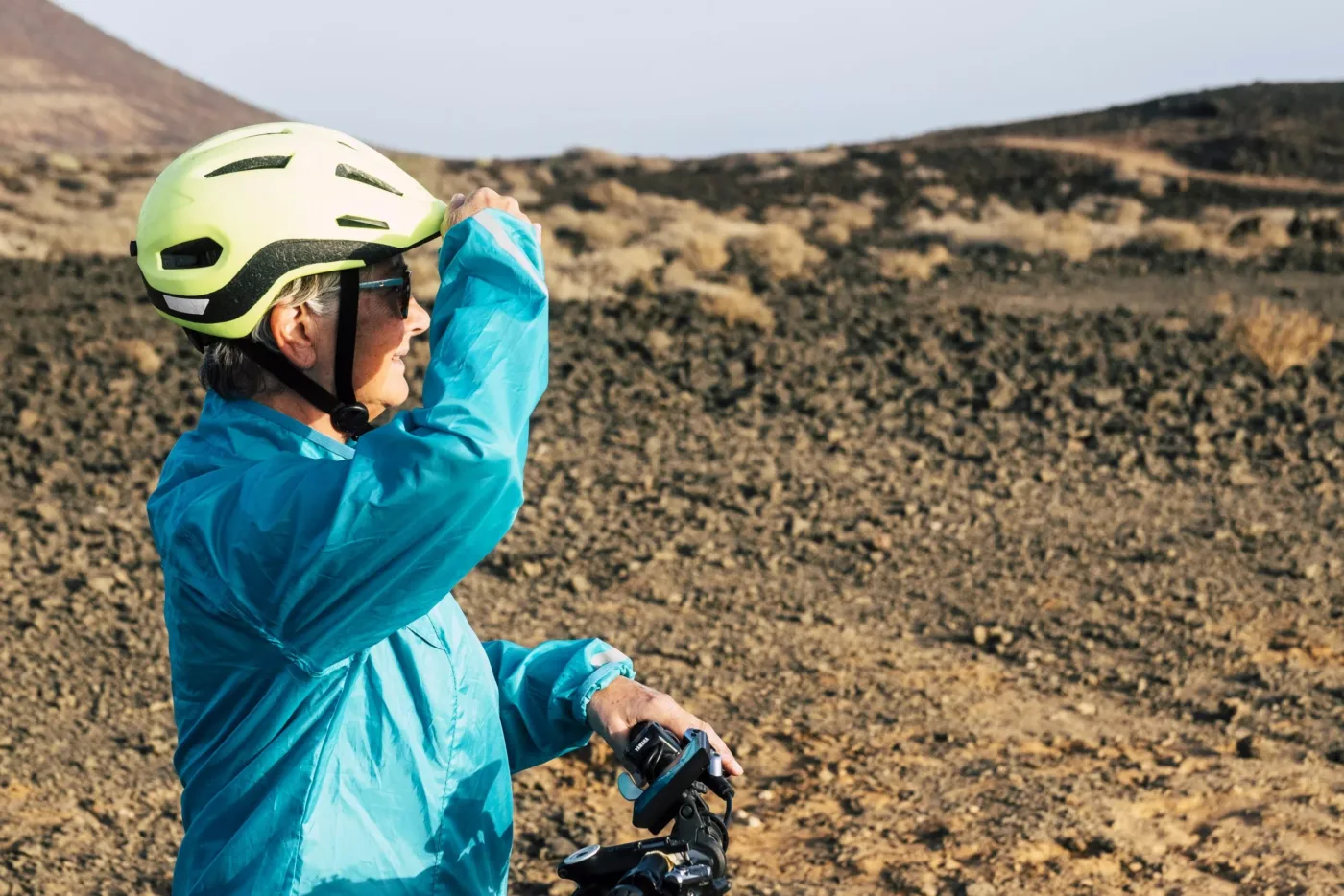 Eine Oma auf dem Berg mit einem GPS Tracker E bike