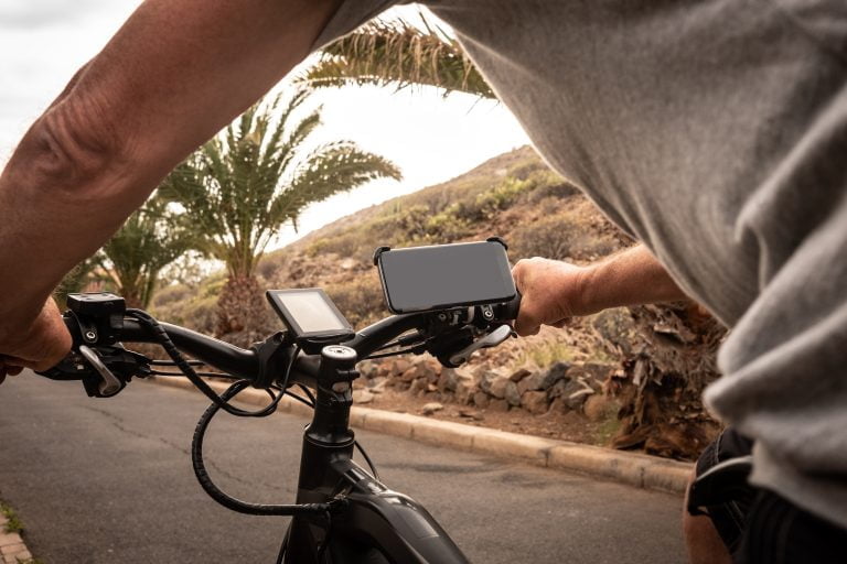 Einen Man mit einem GPS Tracker auf dem Fahrrad