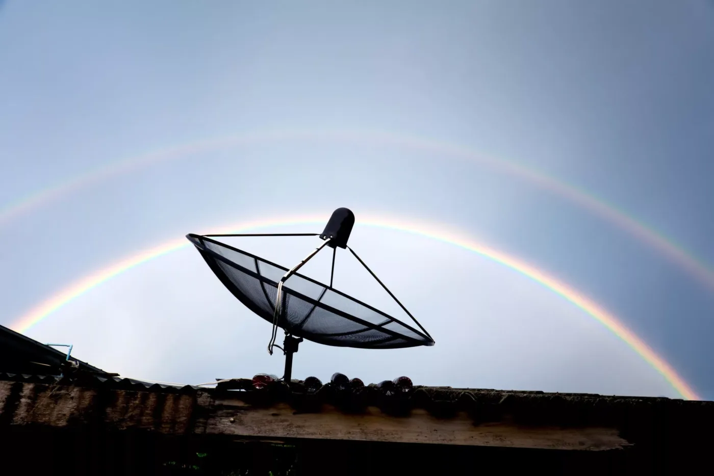 Satellite mit Regenbogen im Hintergrund