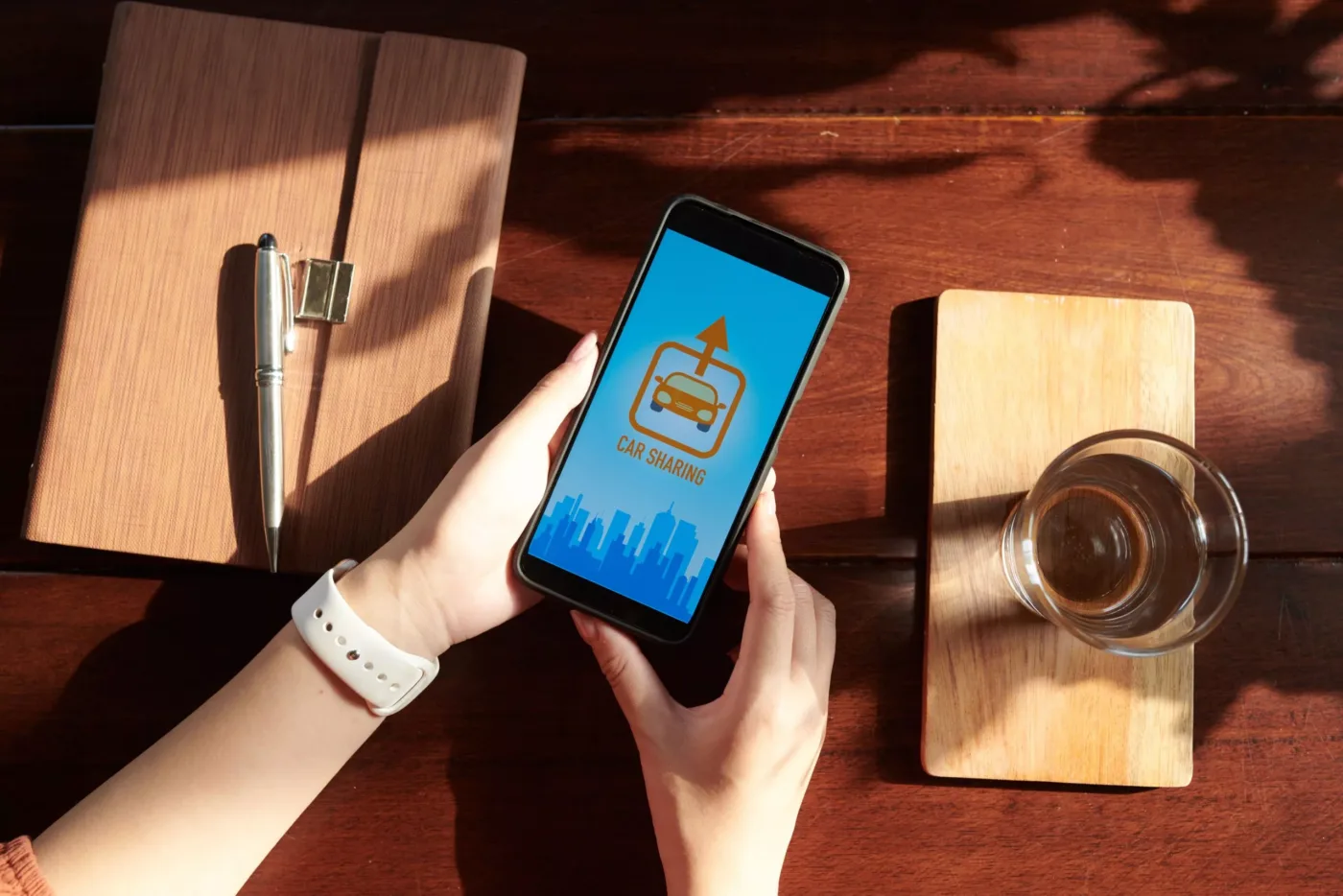 Eine Fraue benutzt der car sharing App