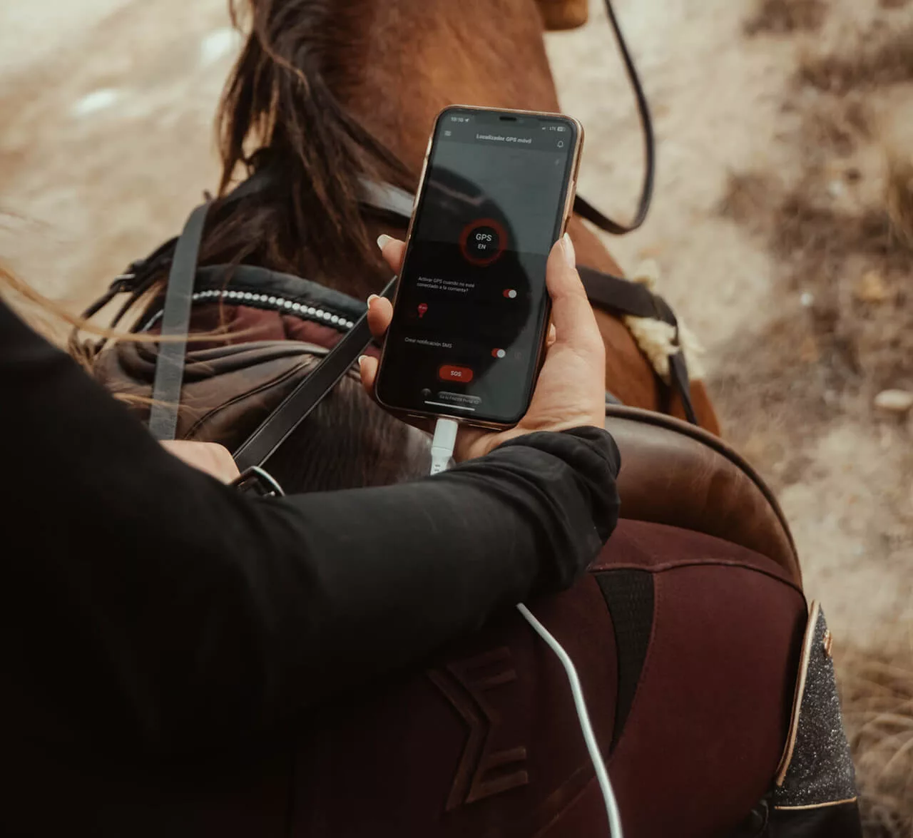 Mobile GPS Tracker App mit Frau auf Pferd
