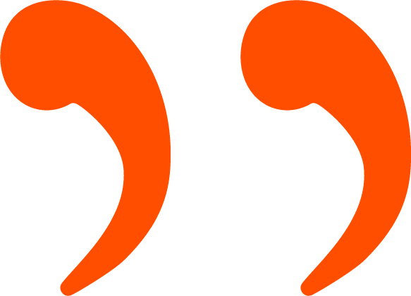 Orangene Anführungszeichen auf transparentem Hintergrund
