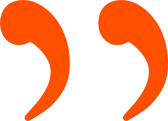 Orangene Anführungszeichen auf transparentem Hintergrund