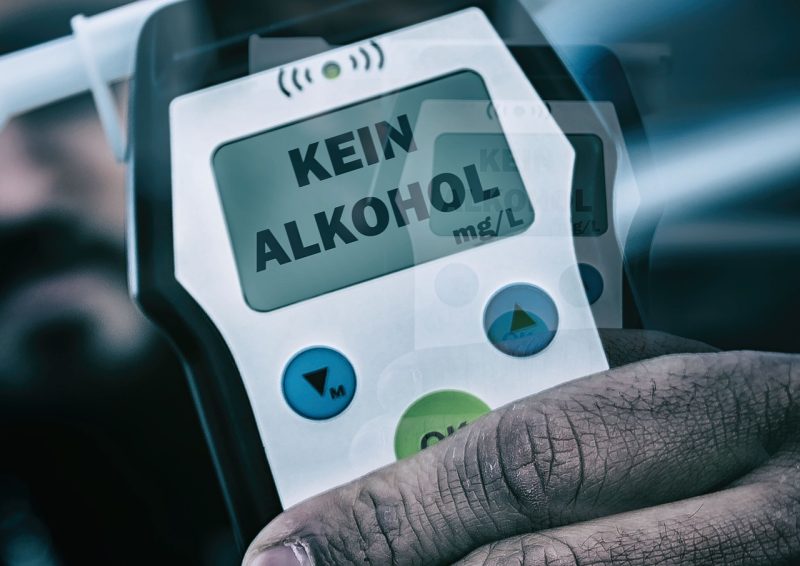 Alkoholtestgerät mit Display und Mundstück.