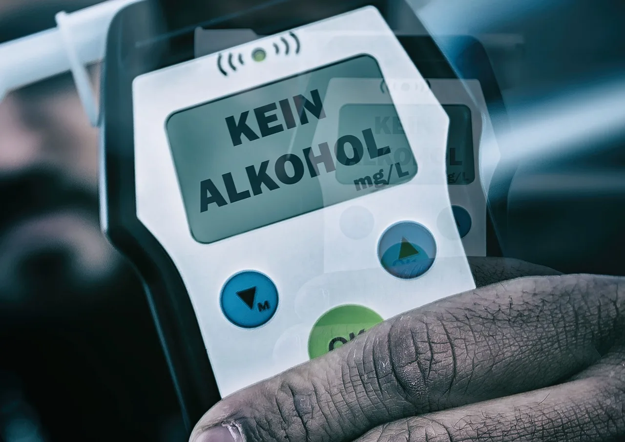 Alkoholtestgerät mit Display und Mundstück.