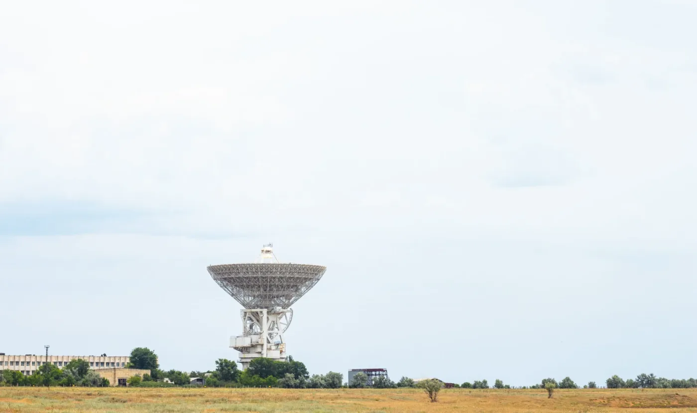 Ein Satellite mit Antenna zu Himmel