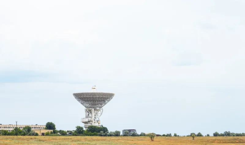 Ein Satellite mit Antenna zu Himmel