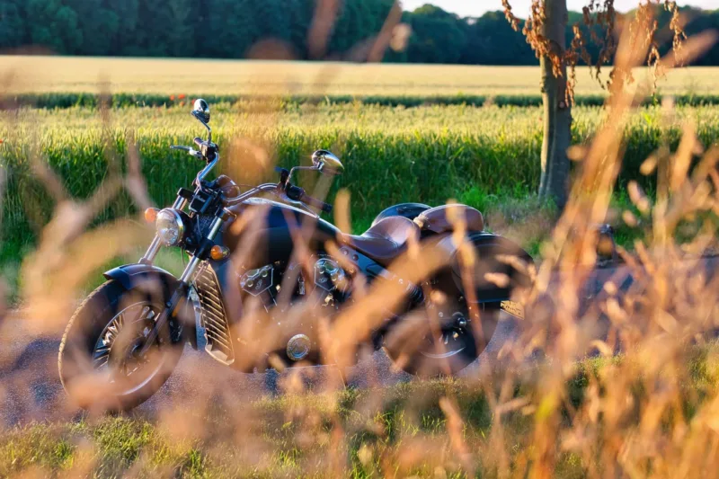 Ein Motorrad auf der Strasse geschutzt mit einem GPS Tracker für Motorraeder