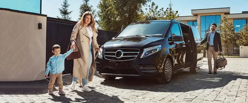 Eine Familie benutzt einen Firmenwagen im Urlaub und laesst sich von einem Firmenwagenrechner unterstuetzen fuer die Versteuerung