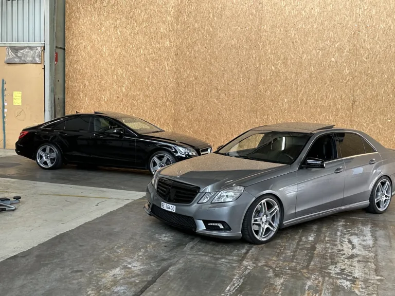 Zwei Mercedes-Limousinen des Limousinen-Service stehen einsatzbereit in einer Halle