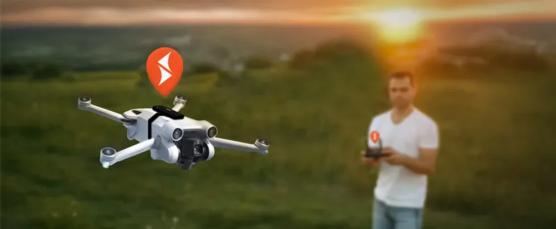 Ein Mann, zufrieden mit seiner Drohne und einem GPS Tracker für Drohne