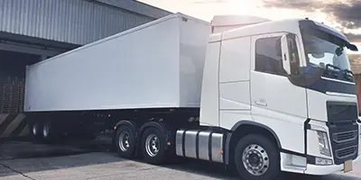 LKW mit Auflieger an der Laderampe