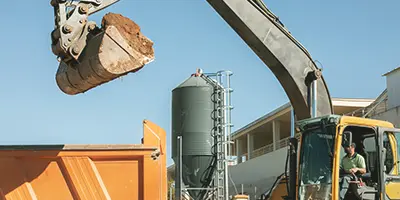 Bagger belädt einen Container