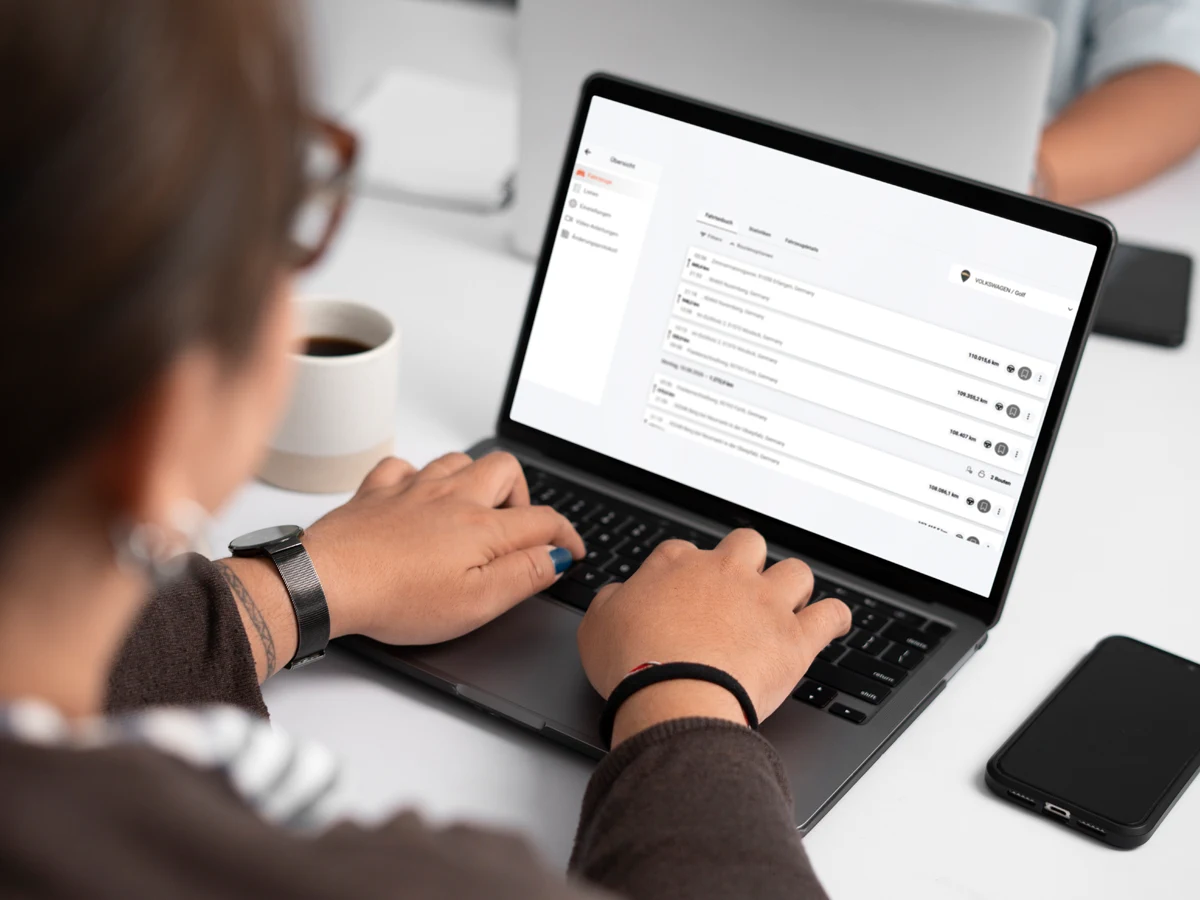 Fuhrparkleiterin am Laptop, im FINDER Portal ist das Fahrtenbuch des Firmenfahrzeugs geöffnet